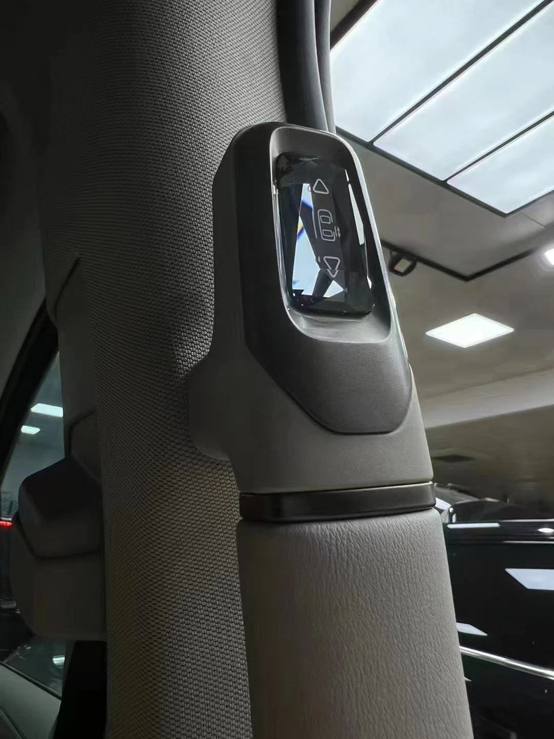 مفتاح كريستال للباب الأوسط لـ Denza D9 2022 2023 2024 2025 ملحقات السيارة الداخلية