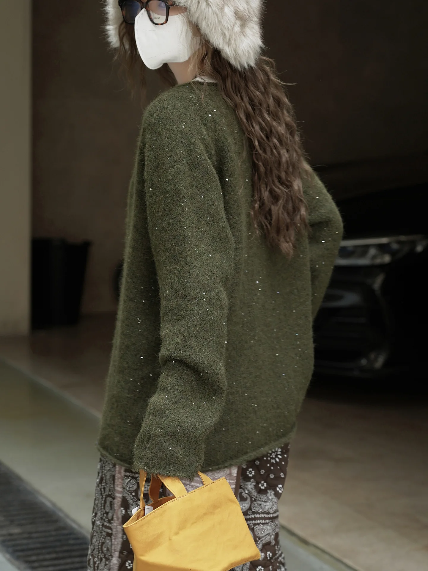 겨울 신상 한국 스타일 패셔너블한 레이지 느낌의 밝은 실크 딥 V넥 울 니트 스웨터 루즈 캐주얼 여성용 상의