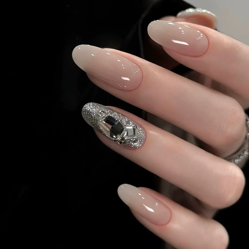 24 個ヌードキャットアイプレス爪スパークリングショートアーモンド付け爪グラデーションソリッドカラー偽爪ダイヤモンドネイルアート女の子のため