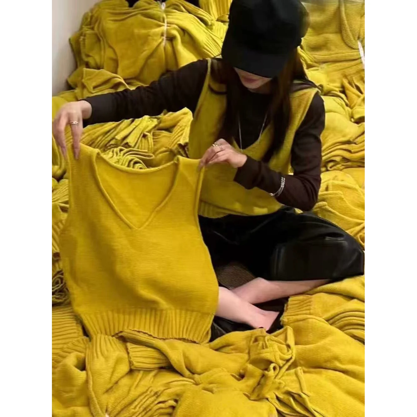 

Осенняя новинка: корейский однотонный вязаный жилет с V-образным вырезом, универсальный, мягкий, повседневный, свободный крой, стильный дизайн для женщин