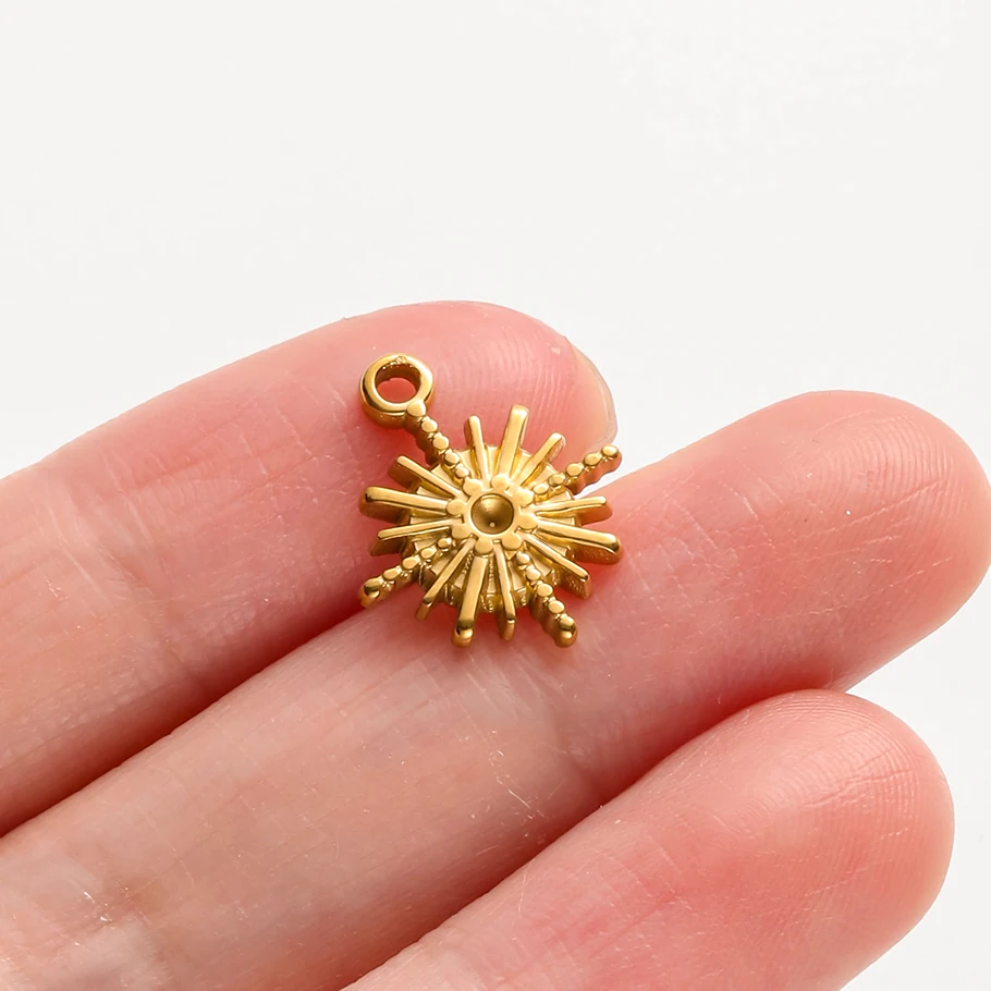 5 Stück goldfarbene Universum-Raumschiff-Doji-Anhänger aus Edelstahl mit Sonne, Mond und Stern für die Schmuckherstellung, Alien-Charm-Zubehör – Detail 3