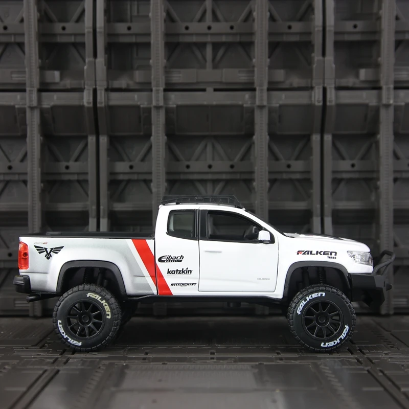 

Модель внедорожника Maisto 1:27, имитирующая Chevrolet Colorado ZR2, из сплава, с высокой детализацией, тонкой проработкой и хорошим качеством.