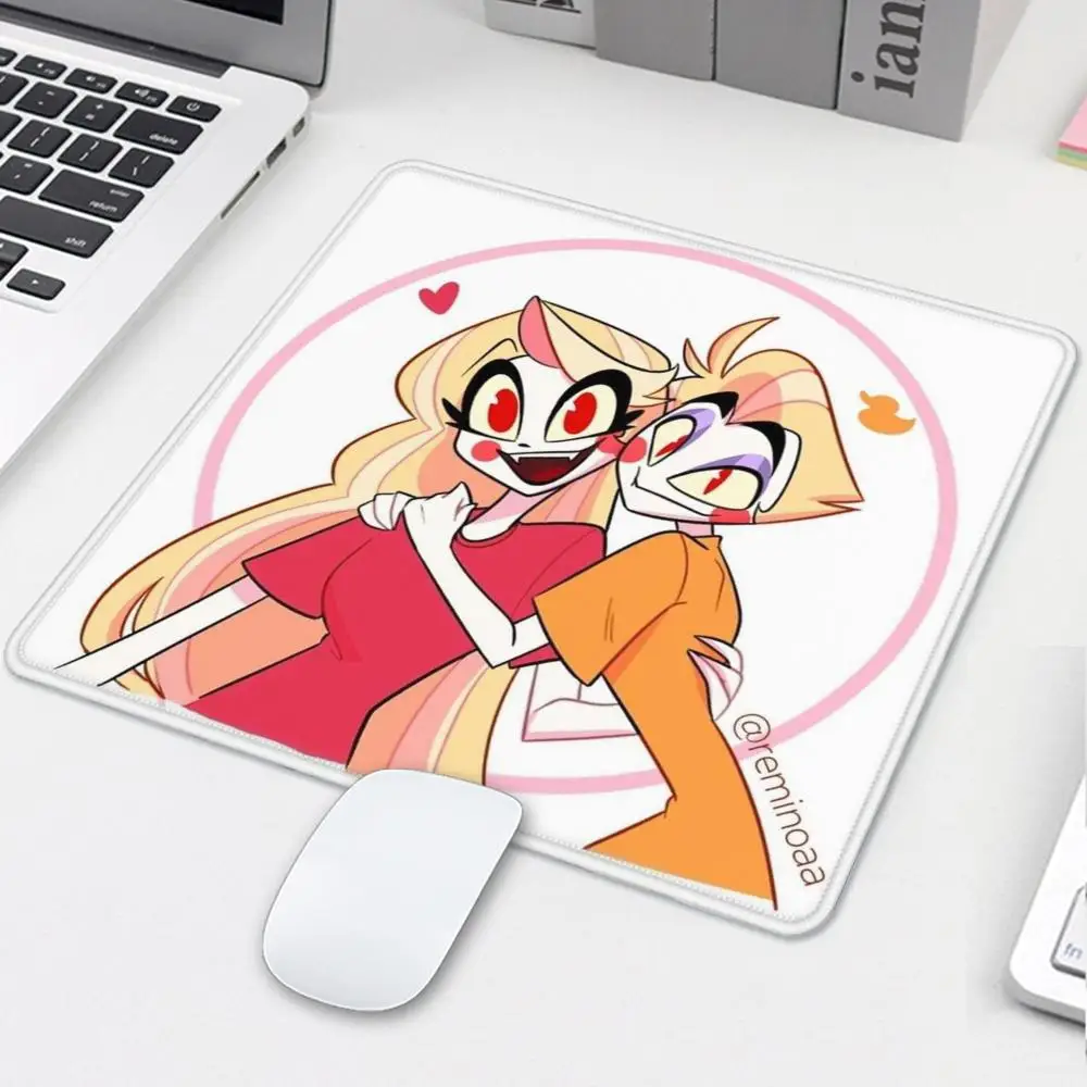 

H_HazbinS HotelS A_Alastor Mouse Pad Gaming cartoon Locking Edge Grande Computador Gamer Grande Arte de Borracha Mousepad Tapete
