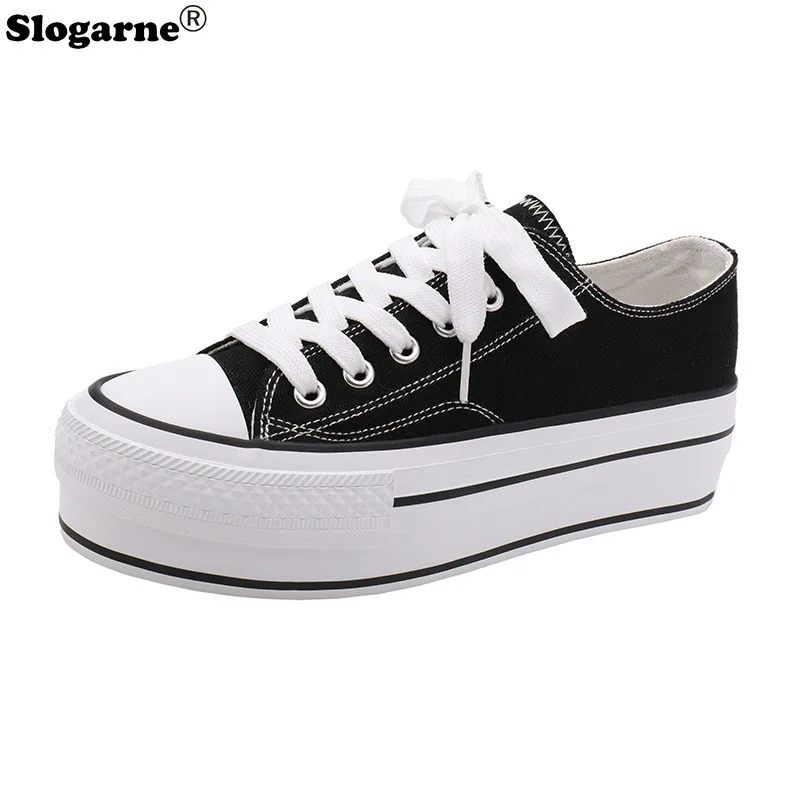 นักเรียนฤดูใบไม้ผลิฤดูใบไม้ร่วงรองเท้าผ้าใบ 2025 ผู้หญิงใหม่ 4.5 ซม.หนาที่มองไม่เห็นความสูงเพิ่มผ้าใบรองเท้าสบายๆกีฬารองเท้า