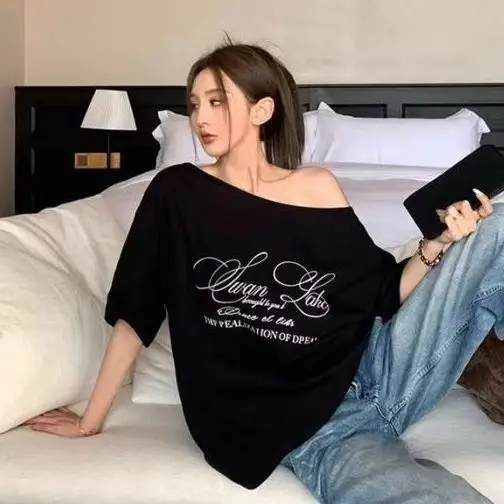 Camisetas con estampado de letras para niñas Y2K, camisetas informales de gran tamaño con un hombro, ropa de moda de verano para mujer, manga corta versátil