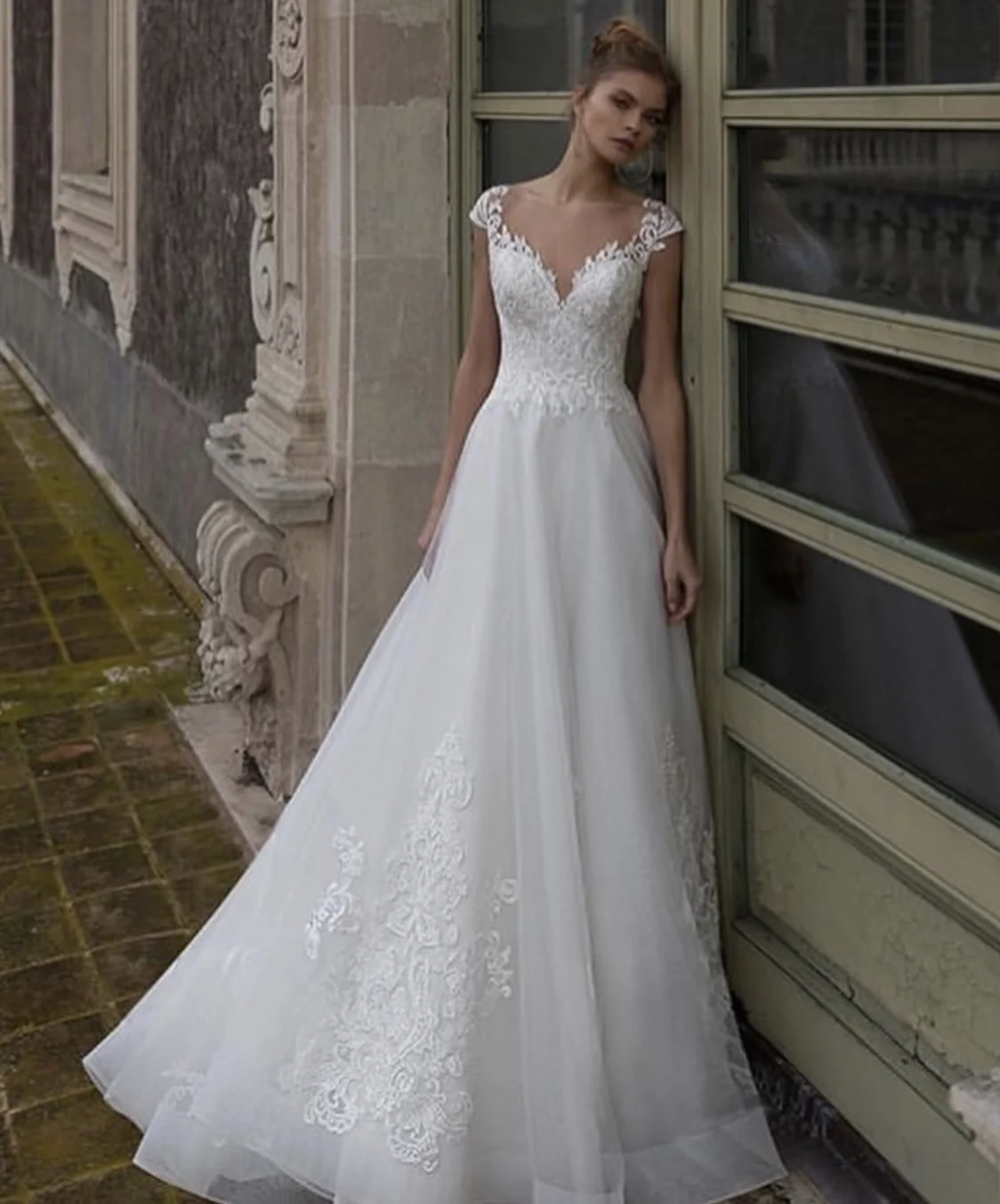 

Elegant Wedding Dress A-Line Sheer Neck Cap Sleeve Lace Appliques Button Floor Length Sweep Train Bride Gown Robe De Mariee 2022