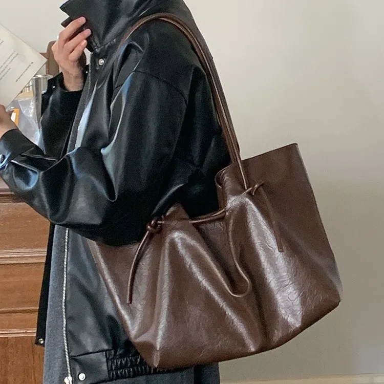 

PU soft leather horizontal square retro strap tote bag ladies simple large capacity commuting shoulder handbag