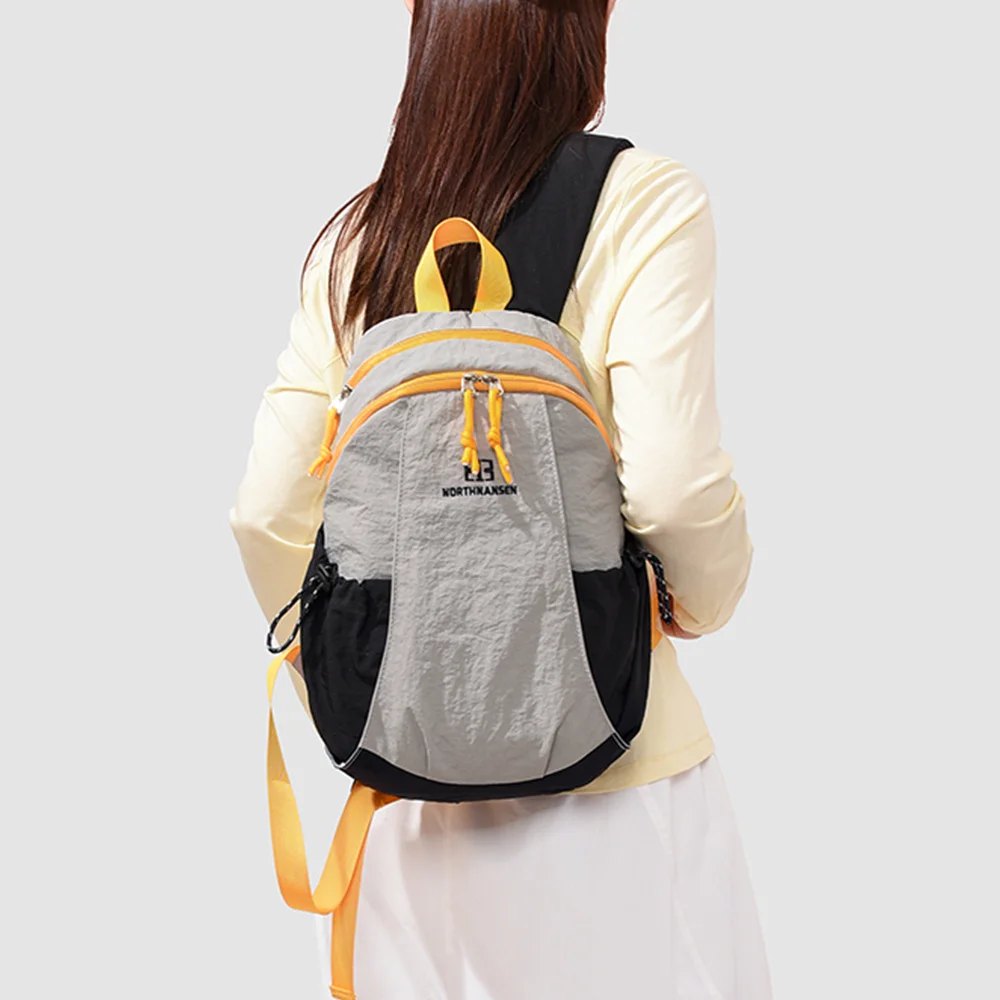 mochila-casual-com-design-em-blocos-de-cor-ideal-para-o-dia-a-dia-leve-feita-de-nylon-com-varios-bolsos-e-alcas-de-ombro-ajustaveis-perfeita-para-caminhadas