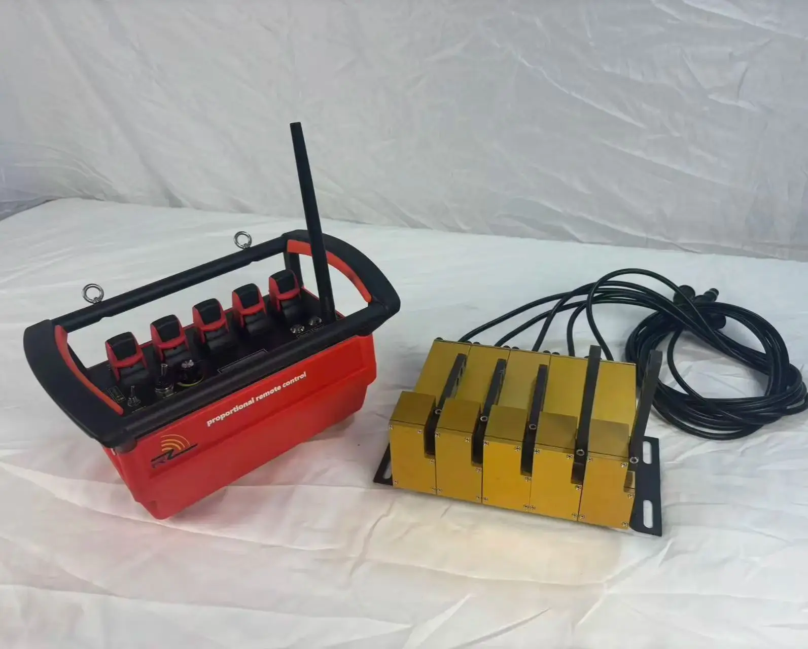The latest technologies in 2026  5-road TK clutch motor crane wireless remote control suitable for truck cranes.