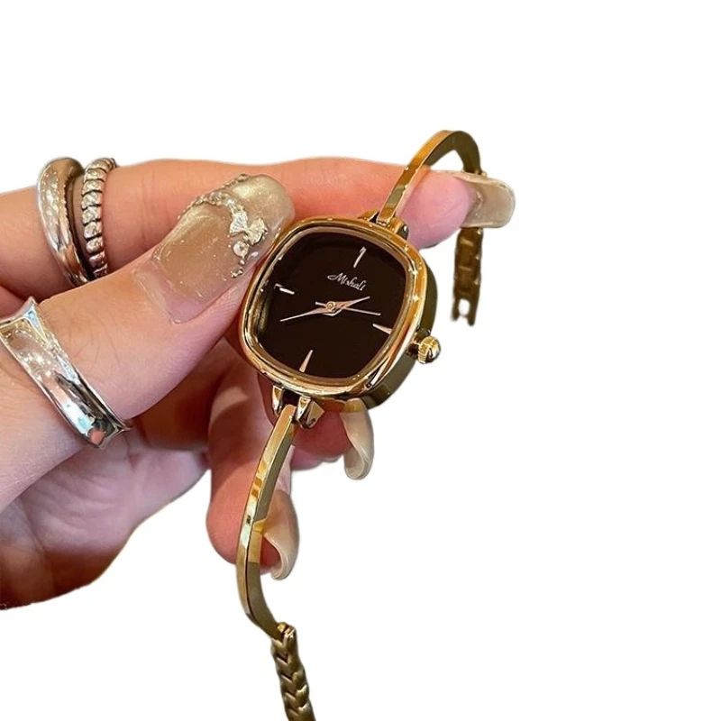 

Женские элитные легкие роскошные нишевые женские часы в стиле ретро с красным браслетом, женские часы