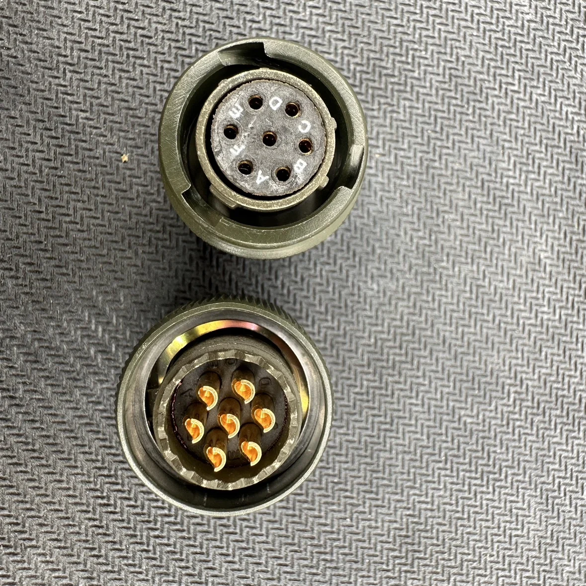 

62GB-56T10-07SN circular connector, straight plug, 7-contact soldering pin slot, 10-7 holes