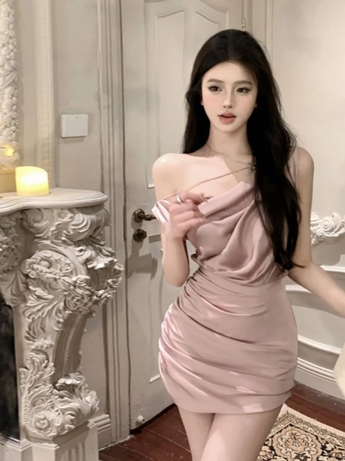 

Новое женское осеннее платье из розового атласа с открытыми плечами, в стиле французского шика, с индивидуальным дизайном, со складками, с завышенной талией, короткое, облегающее.