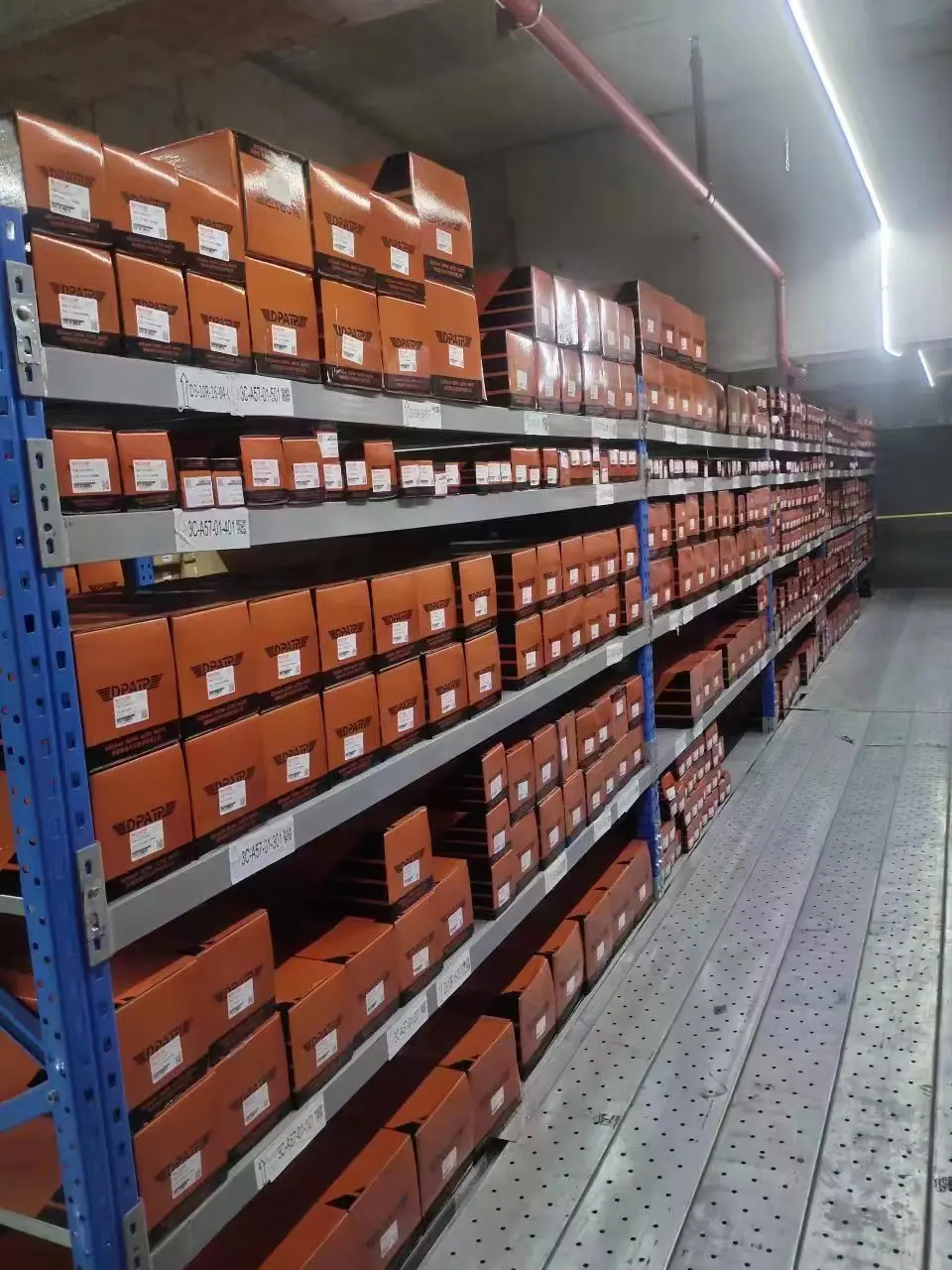 高性能スチール製電気ショックアブソーバーアセンブリ ポルシェ カイエン/トゥアレグ 2010-2016 新品 95834304330