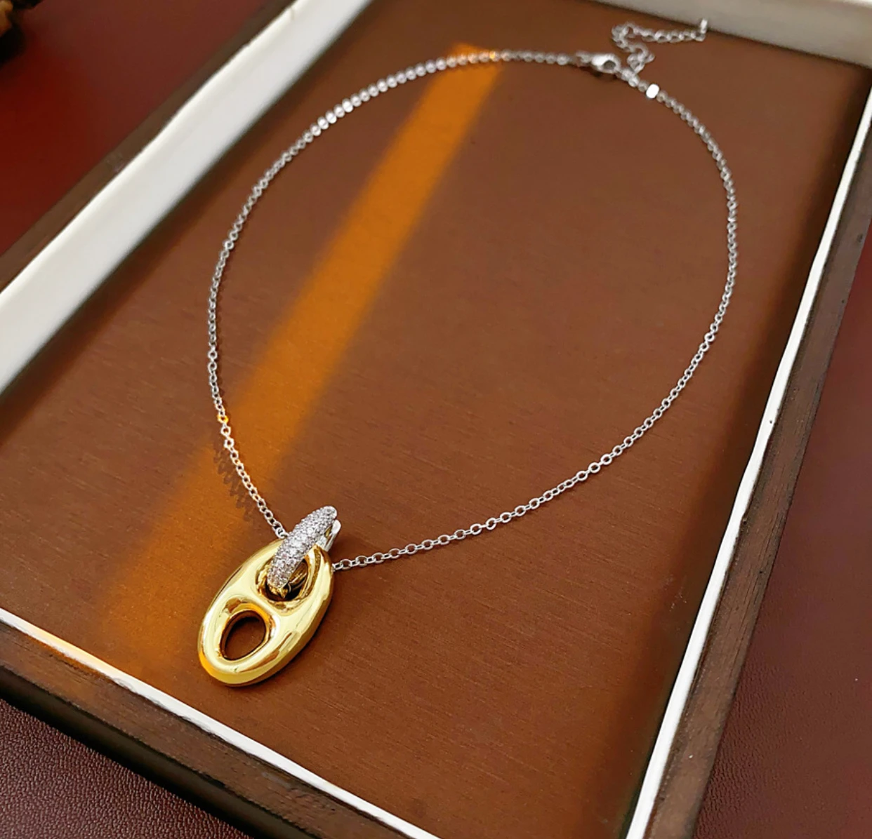 高級デザインのイヤリングネックレスセット、ファッショナブルな欧米風オールマッチイヤリング留め具、ハイエンド感のある女性用ネックレス