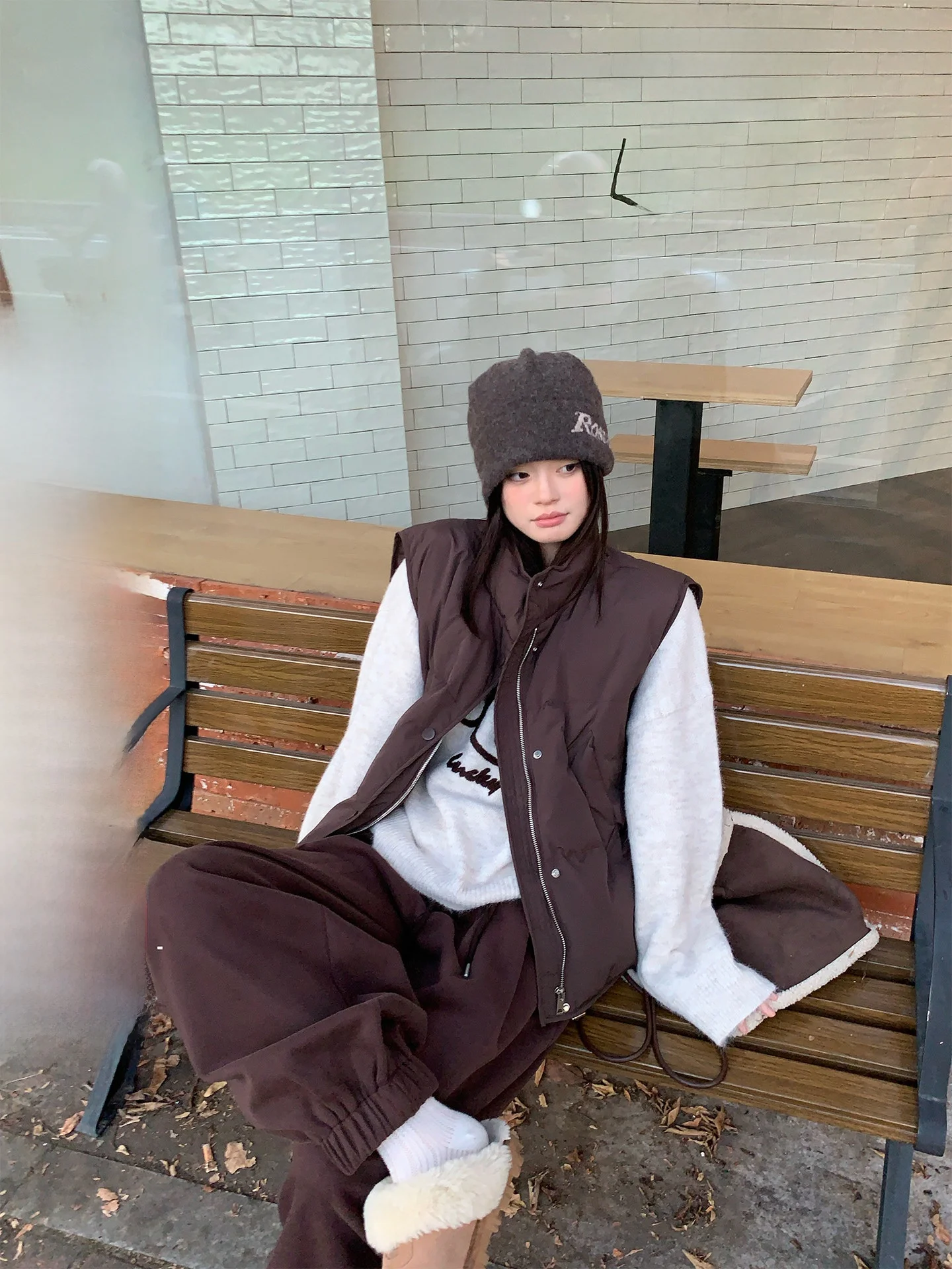 

Женский пуховый жилет кофейного цвета, верхняя одежда в стиле ретро, зима 2025, новинка, размеры для повседневной носки, модный