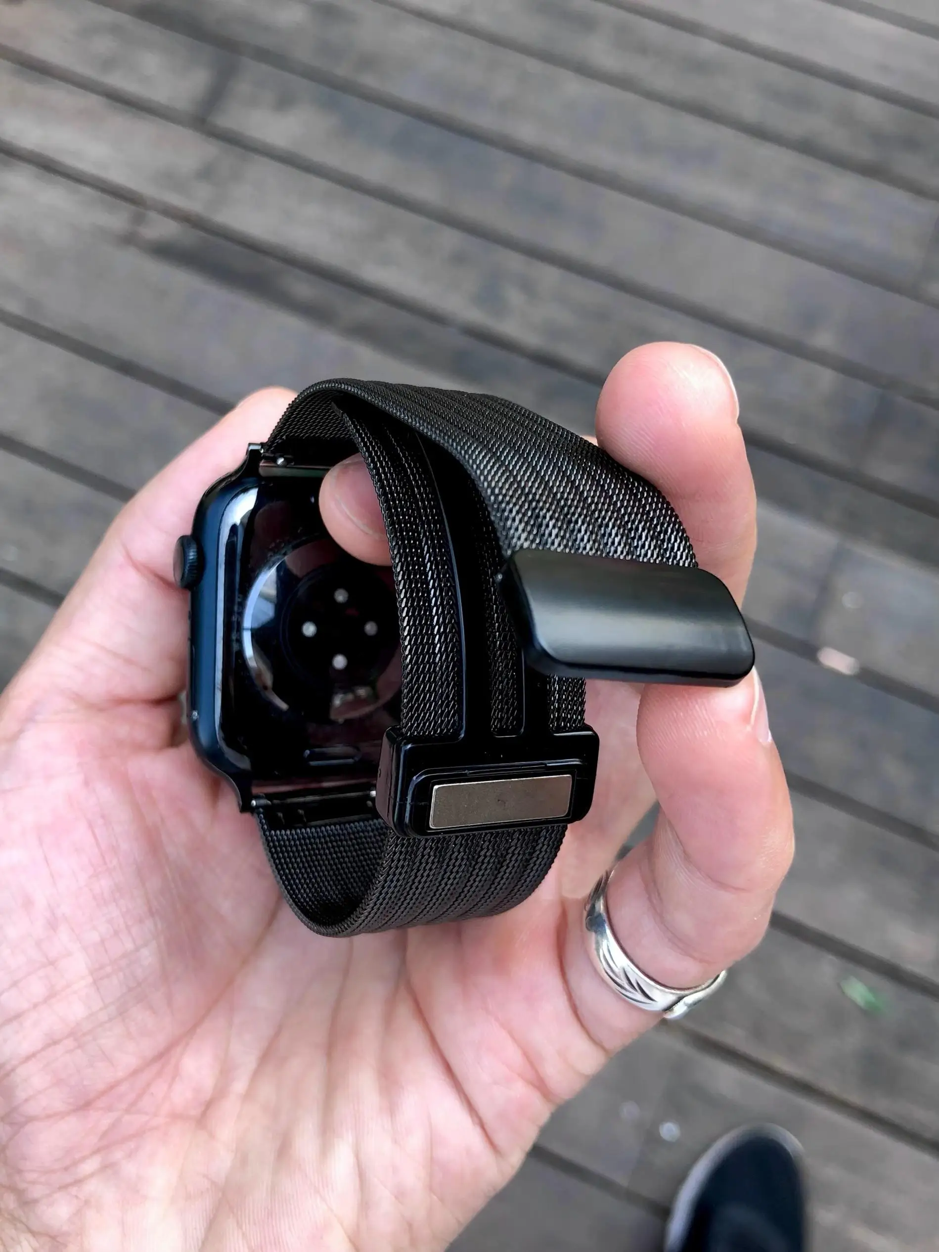 

Kaker Storm Striped Milan Applicable to Apple Watch iwatch Strap Magnetic Buckle S10 Stainless Steel Metal 98