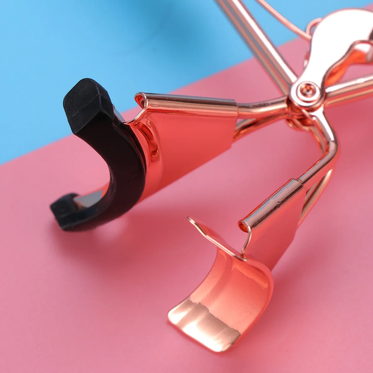 

Rose Gold Eyelash Curler Professional Grade Beauty Tool with Protective Pad Strong Springback Performance Compact Travel