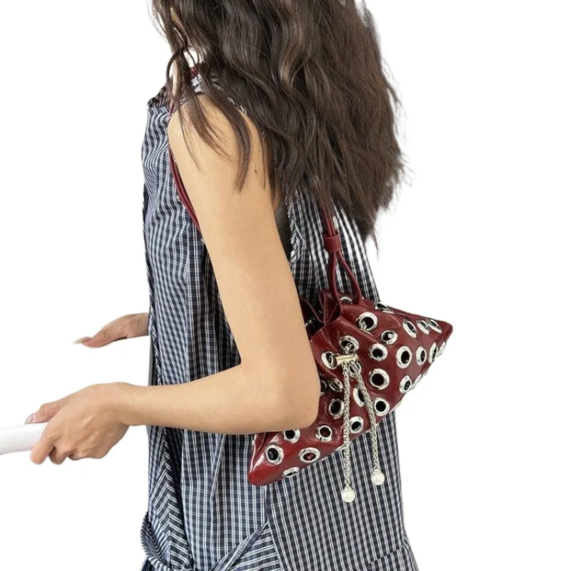 

Женская сумка-ведро в стиле панк с заклепками, на плечо, с вырезами, на завязках, нишевая, изысканная, простая, повседневная