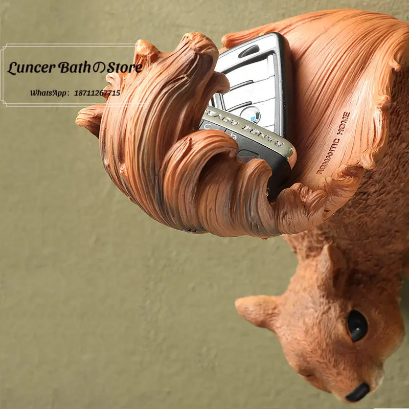 American Country Wall Mounted Squirrel Decor, Lifelike Resin Hanging Ornament for Living Room, Restaurant, Farmhouse Wall Art