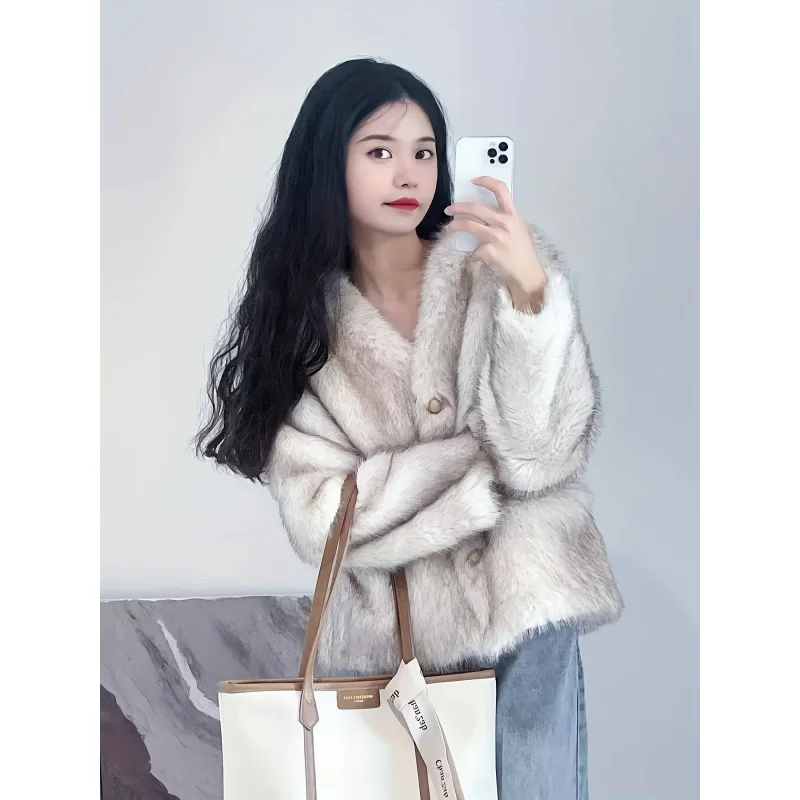 

Women's Autumn and Winter Imitation Fox Fur Coat，VCollar Elegant Fashion Winter Coat。