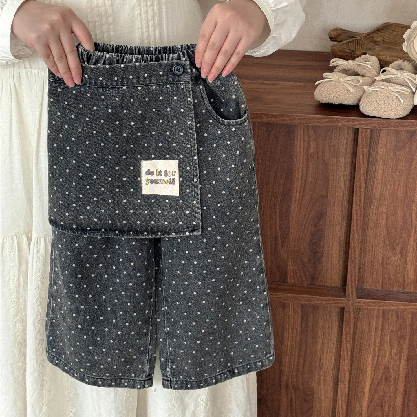 

Girl Pants 2025 Autumn New Childrens Clothing Korean Girl Baby Loose Foreign Style Stick Cloth Wave Point Fart Curtain Jeans