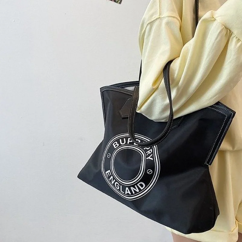 

Luxury Designer Paris Fashion Tote Bag Large Capacity In Solid Color For Women's Shopper Purposes