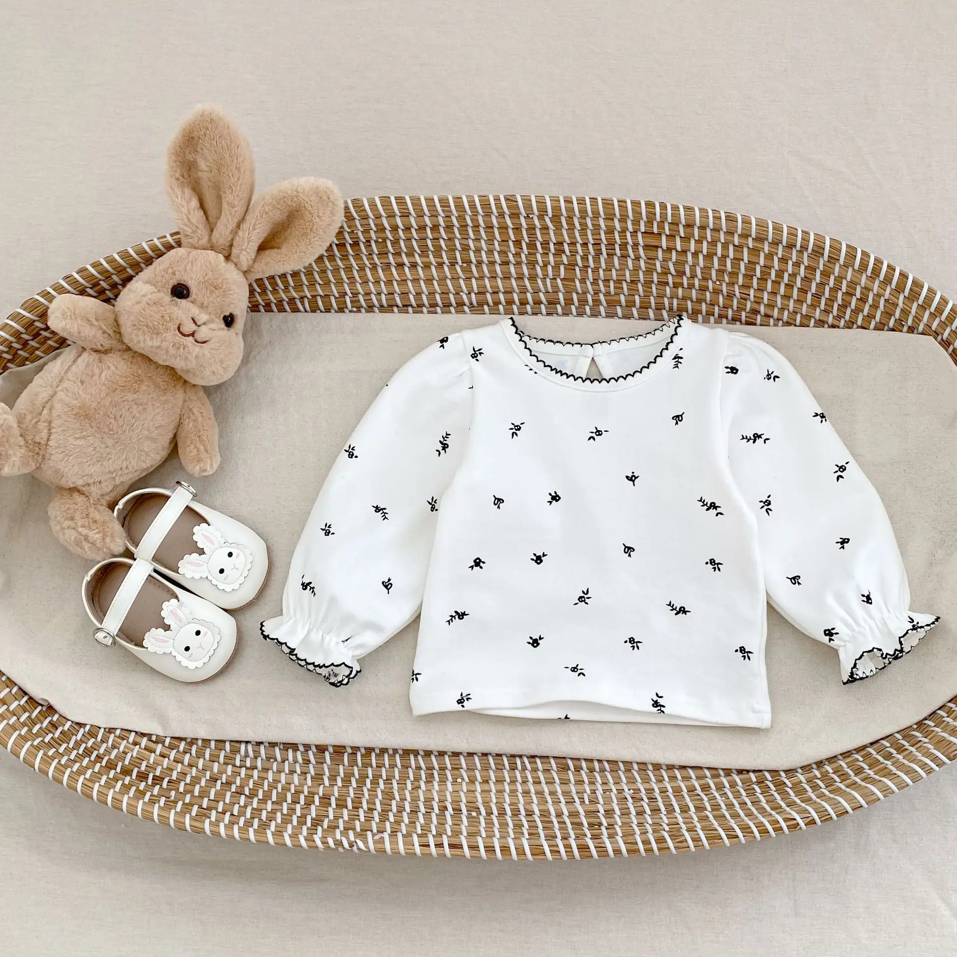 Dziewczęca koszulka z długim rękawem na wiosnę i jesień 2025, nowy styl, dziecięca koszulka z krótkim rękawem typu \"psie ząbki\", bluzka z bufiastymi rękawami.