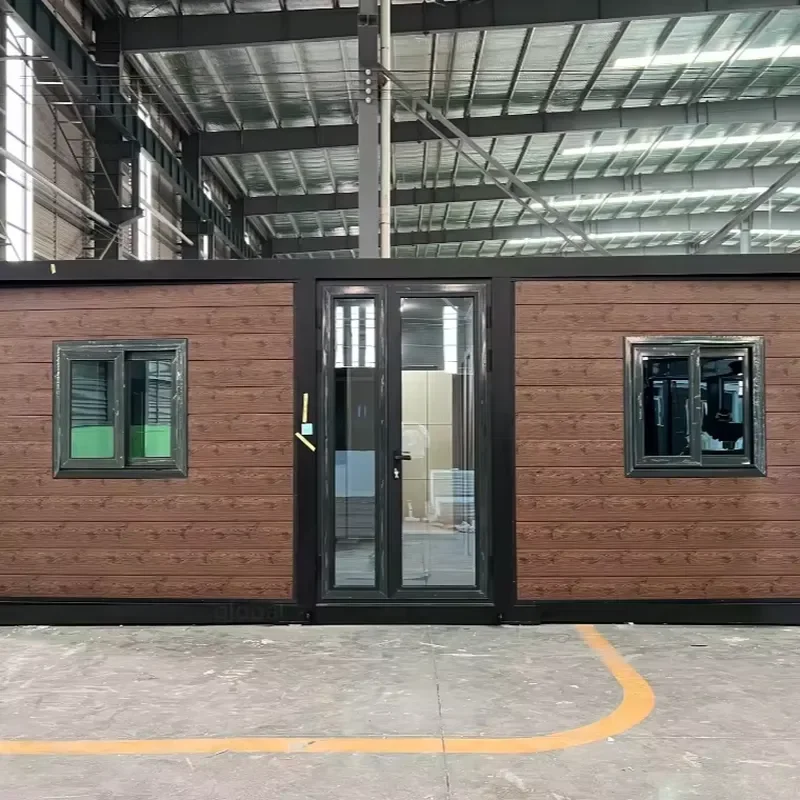2026Hot Mobile Design Easy Maintenance Expandable Steel Container House with Sandwich Panels Modern Courtyard Application