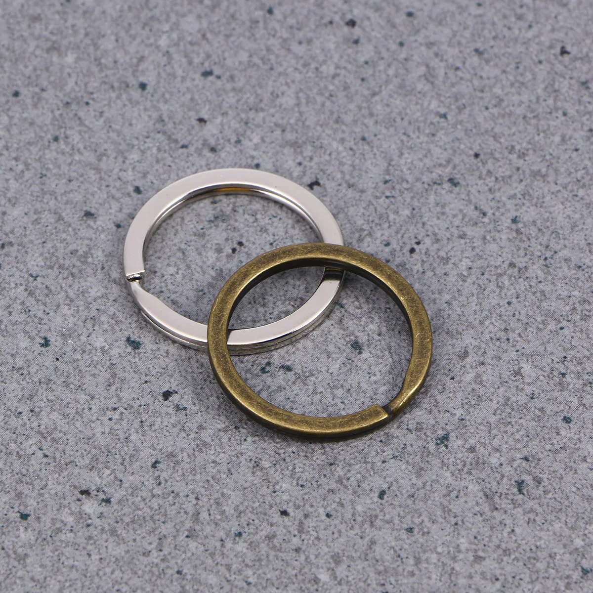 

100Pcs Vintage Flat Metal Key Rings Set Brass White Split Rings for Keys Organization DIY Jewelry Craft Retro Keychains