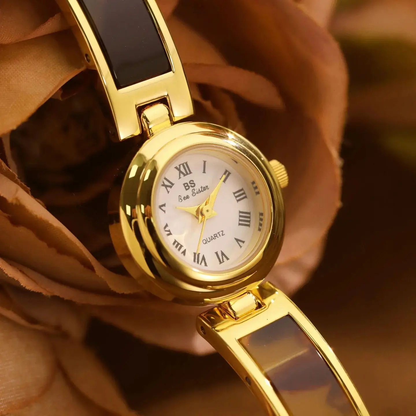 ساعة يد نسائية أنيقة جديدة لعام 2025 بسوار عتيق وساعات كوارتز ذهبية فرنسية راقية هدية للنساء