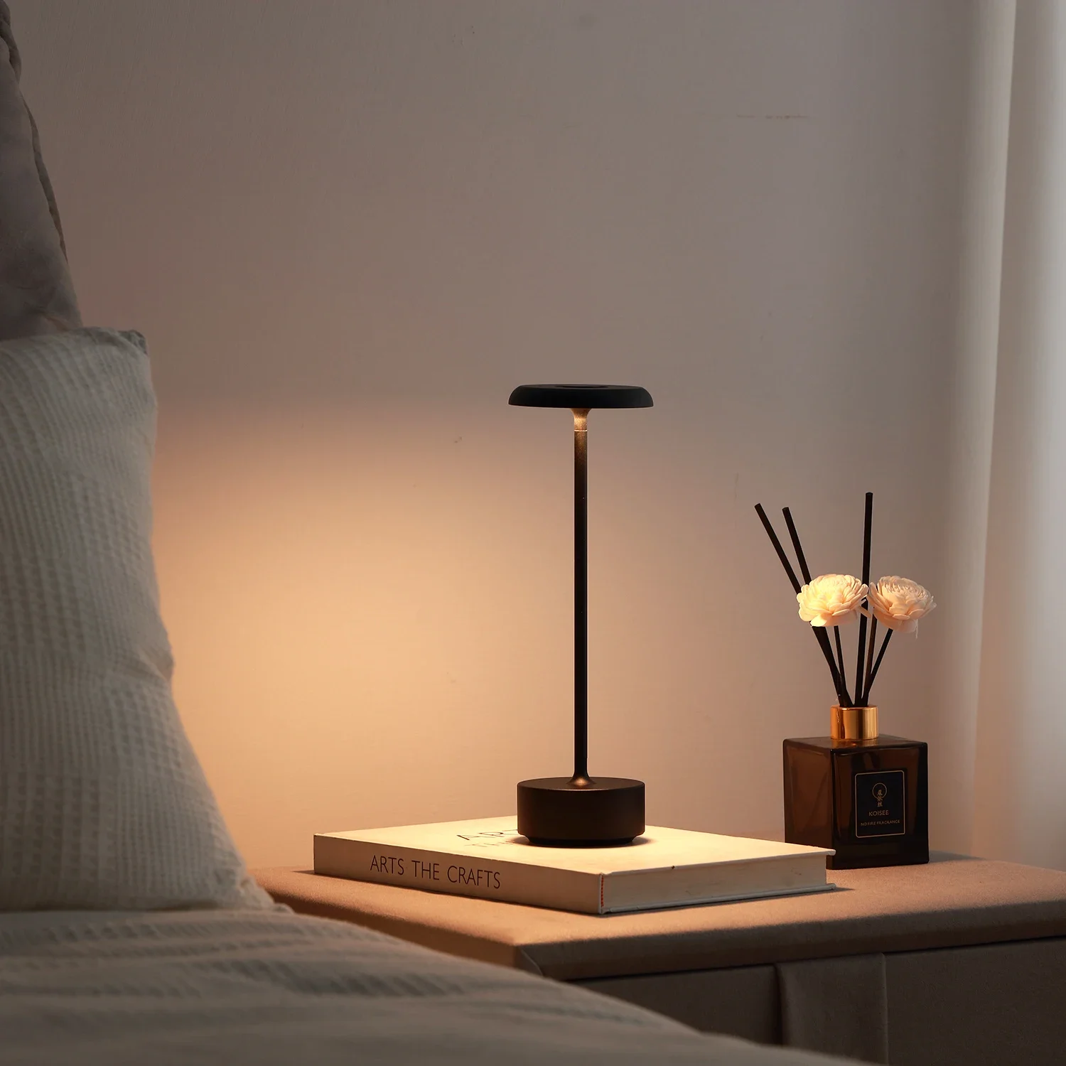 lampara-de-escritorio-recargable-de-aluminio-de-diseno-exquisito-y-duracion-prolongada-con-alta-luminosidad-y-una-luz-calida-que-crea-un-ambiente-agradable