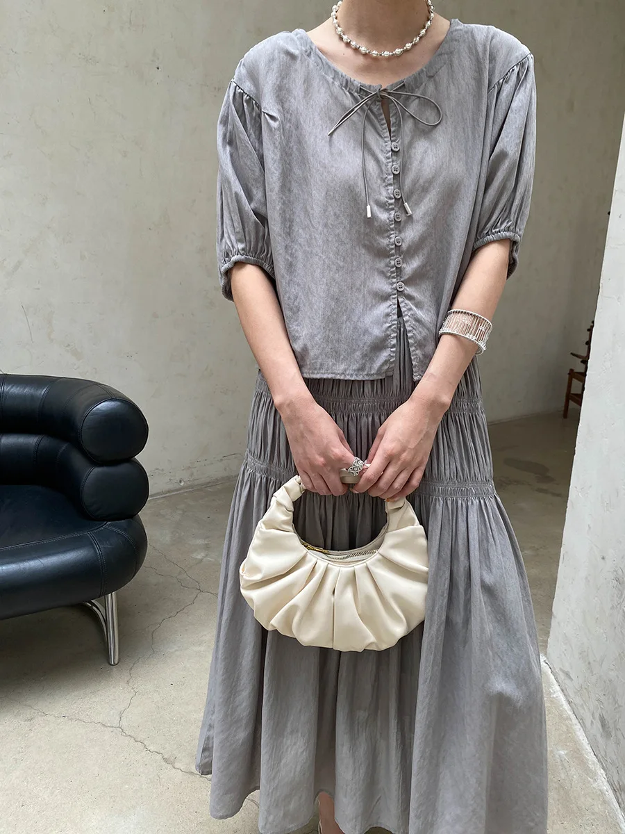 Sommerliches Damen-Set: Lässiges, einfarbiges, französisches Spitzenhemd mit kurzen Ärmeln und plissiertem, elastischem Rock mit hoher Taille – Detail 13