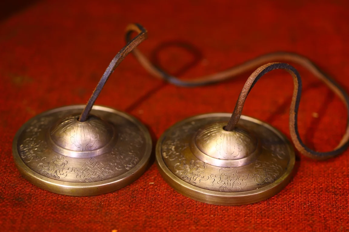 

3"Tibetan Temple Collection Old Bronze Cinnabar Auspicious Eight Treasures Old Bell Ringing Amulet Dharma Town House