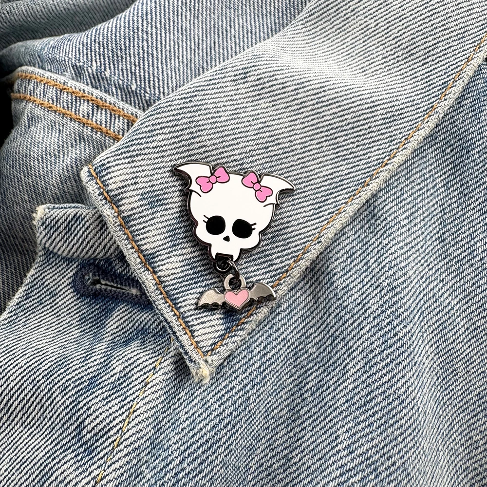 Monster-Animationsfilme Emaille-Pin Cartoon Schwarze Fledermaus Liebesschädel Rosa Schleife Broschen Vampir Reversnadel Anhänger Schmuck Geschenke – Detail 2