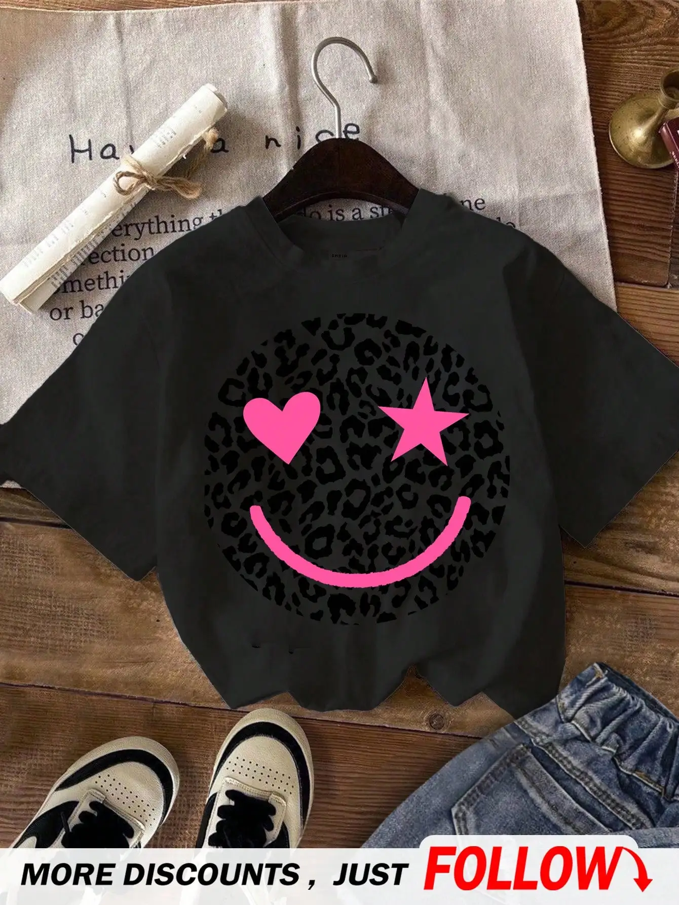 

Черная футболка с короткими рукавами и круглым вырезом, с леопардовым принтом, изображением улыбающегося лица, сердца и звезды для девочек.