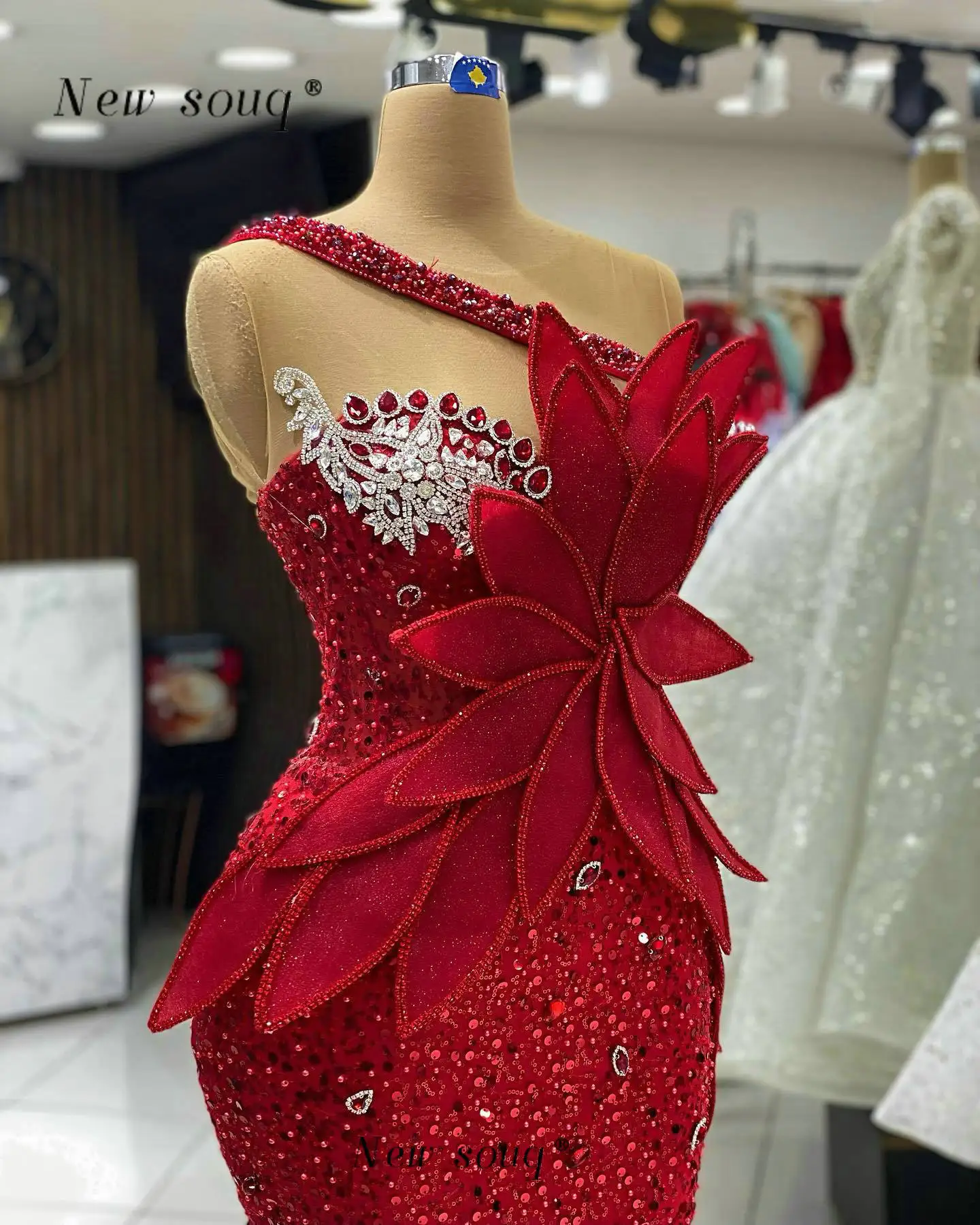 الجديد في فساتين سهرة حورية البحر في دبي باللون الأحمر المتلألئ 2024 بدون أكمام طويلة ثلاثية الأبعاد على شكل أوراق شجر مصممة للحفلات الراقصة لحفلات الزفاف
