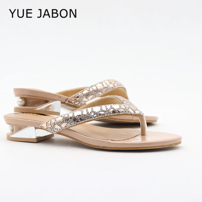 

Новейшие шлепанцы с кристаллами и застежкой на носок, летние женские шлепанцы на низком каблуке, вечернее платье в уличном стиле, женские шлепанцы с жемчужными каблуками
