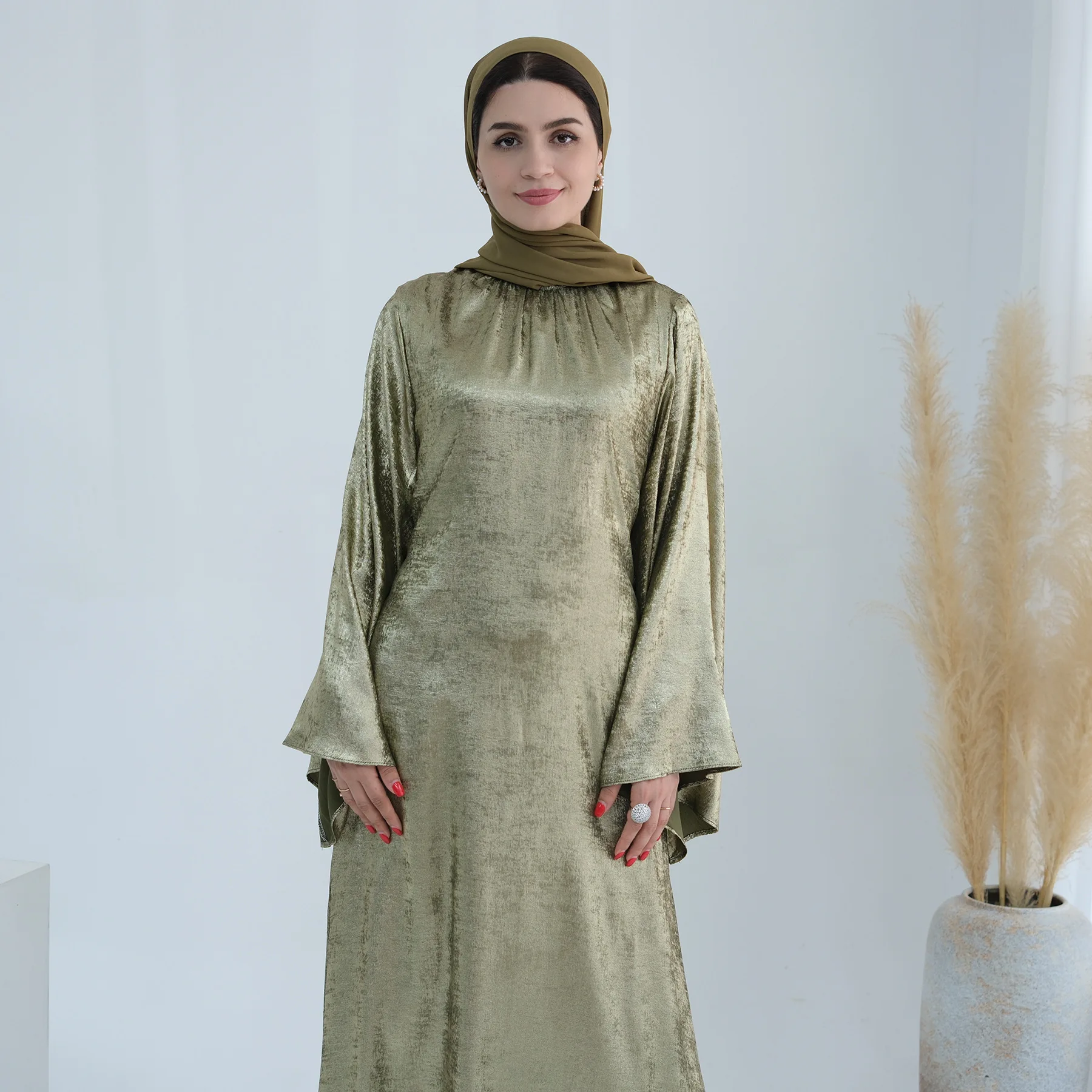 2024 Elegant Islamic Clothing EID Modest Muslim Dress Long Sleeve Shiny Polyester Fashion Dubai Abaya Women Muslim Dress Robes