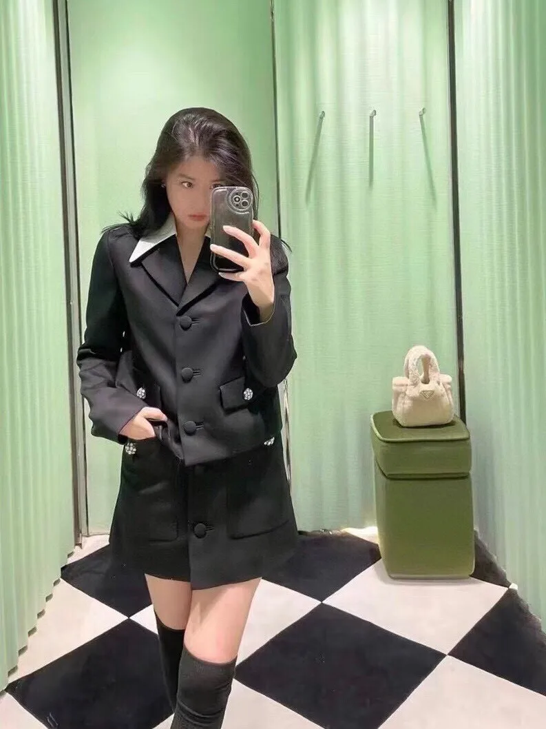 

High quality new women's clothing for summer and autumn 2024 Diamond button wool jacket paired with half skirt suit set 0708