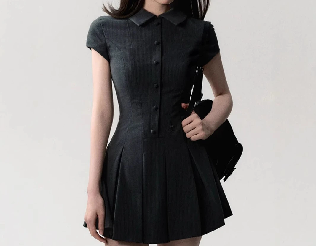 

The New 2025 Fashion Is Simple and Versatile, Slim and Slim Waist, and A Pleated Dress with Lapels That Shows Thinness