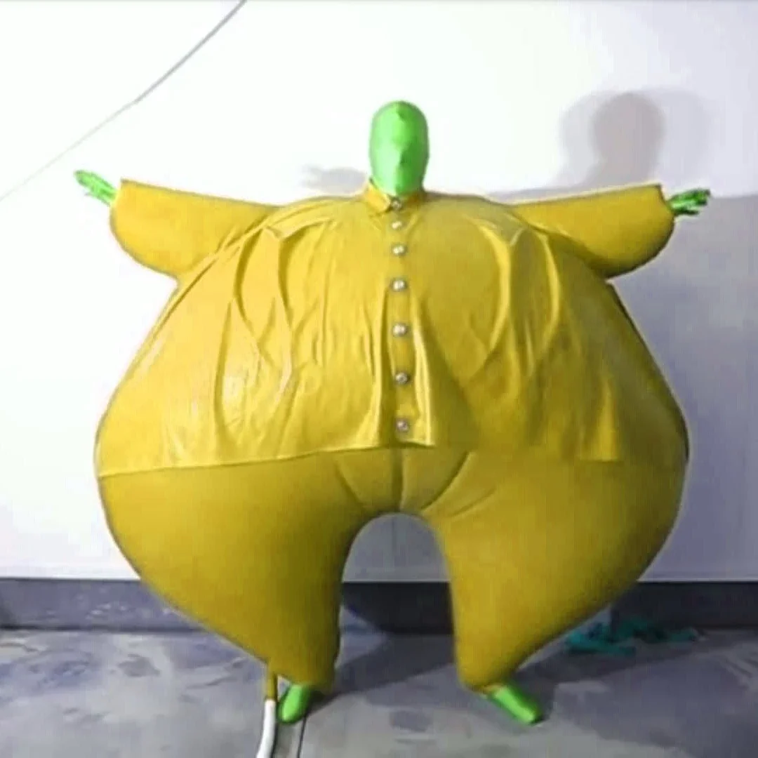 design de terno inflável multicolorido para dramatização