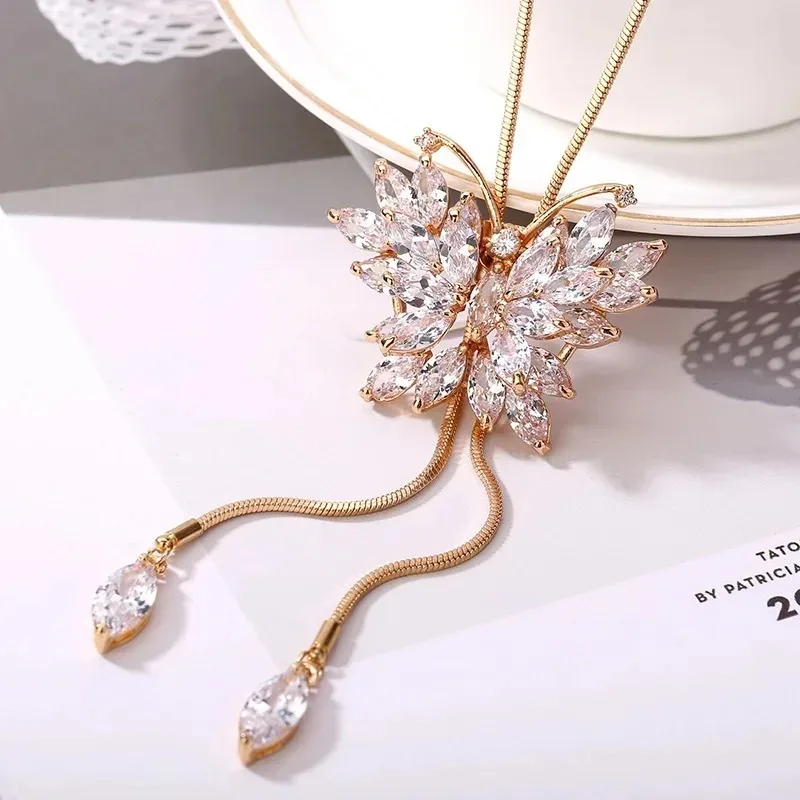 

The new crystal zircon butterfly long necklace is adjustable, featuring a fashionable and simple sweater chain and necklace