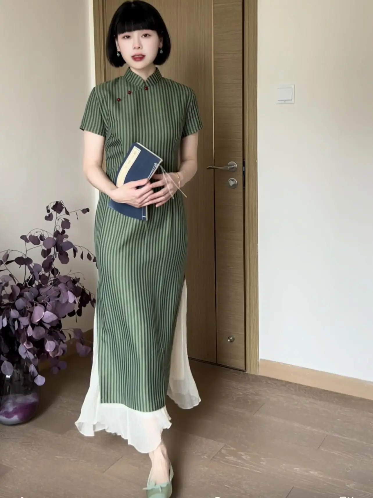 

Новое китайское полосатое платье-ципао для женщин: модное, в стиле ретро, с низким разрезом, из хлопка, с длинной юбкой и коротким рукавом.