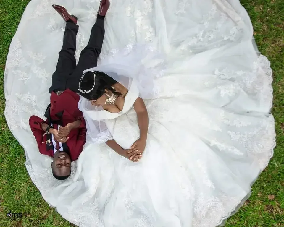 Personalizado lindo laço apliques vestido de baile vestidos de casamento princesa fora do ombro casamento rendas voltar vestidos de noiva