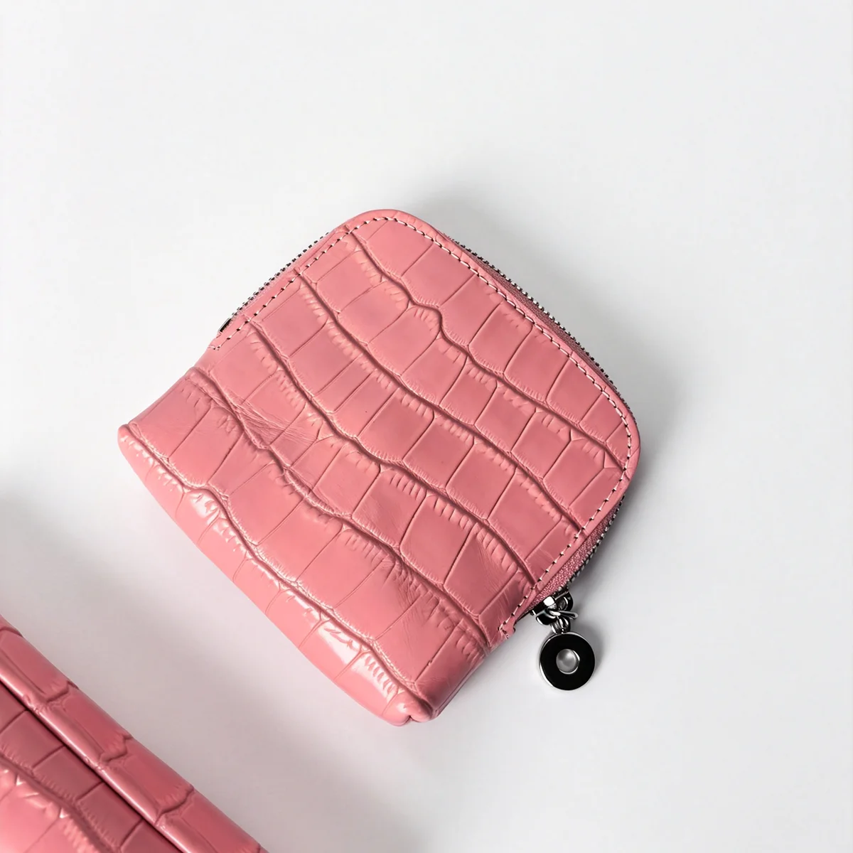 Geprägter Kosmetikbeutel aus Leder mit Krokodil-Optik, großer Stauraum, mehrere Taschen, Handtaschen-Organizer für Toilettenartikel, Reise, rosa Ausführungen. – Detail 30
