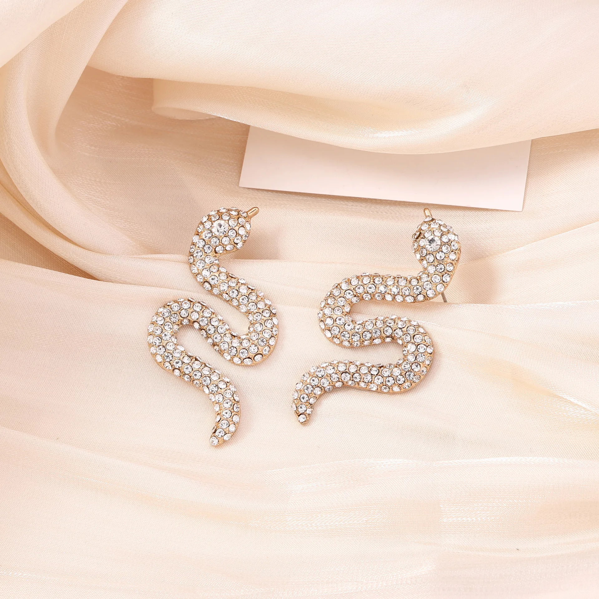 Wind bending hovering full of diamond white snake stud earrings, exaggerated fashion cold wind metal earrings