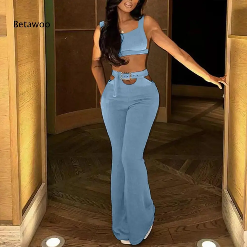 Einfarbiges Crop-Top mit eckigem Ausschnitt und hochtaillierte, ausgeschnittene Schlaghose im Set