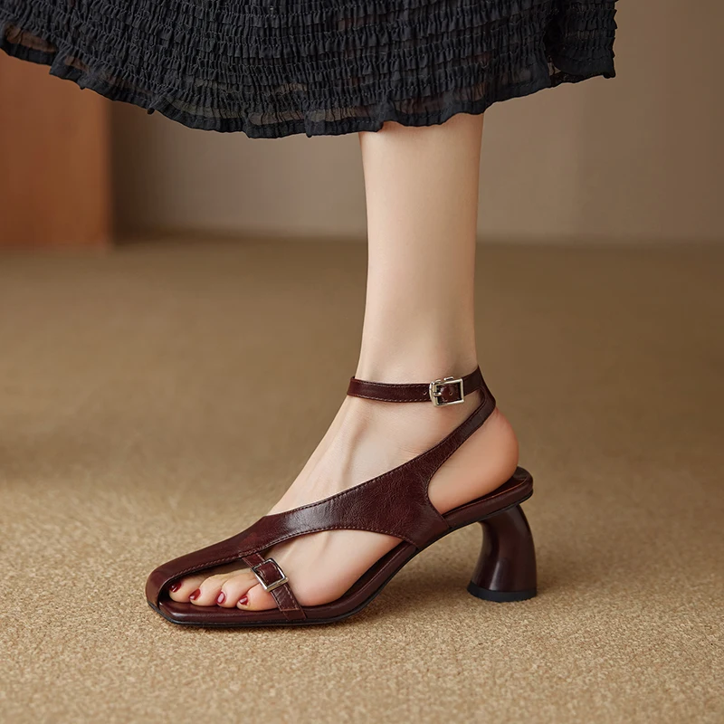 

НОВЫЕ летние женские сандалии, кожаные туфли из спилка для женщин, туфли на каблуке с квадратным носком, туфли с узким ремешком Bcukle, современные сандалии