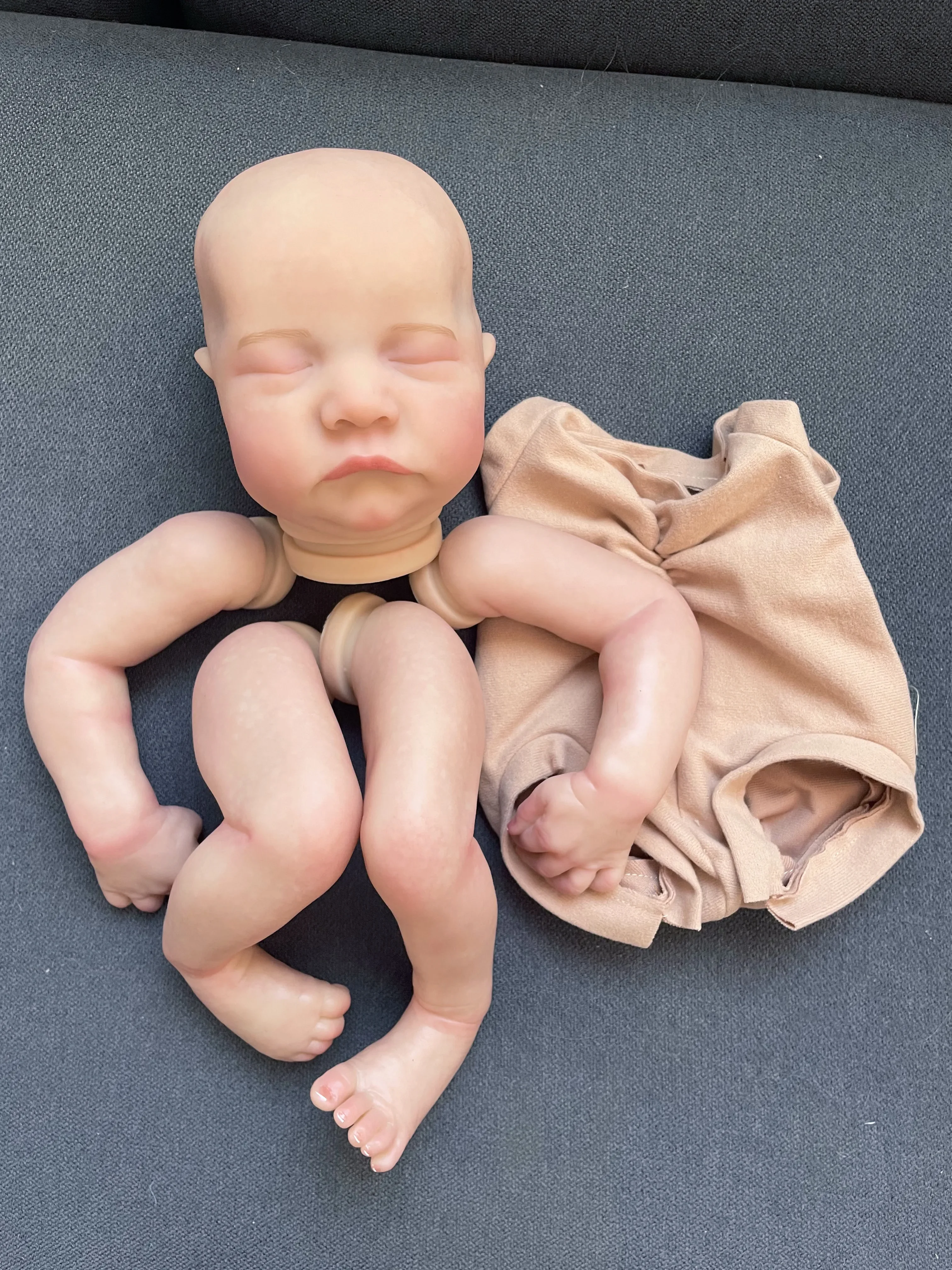 

No Hair Levi Sleeping Reborn Doll Kit 19-дюймовая реалистичная 3D-кожа Многослойная живопись деталей куклы с видимыми венами без волос