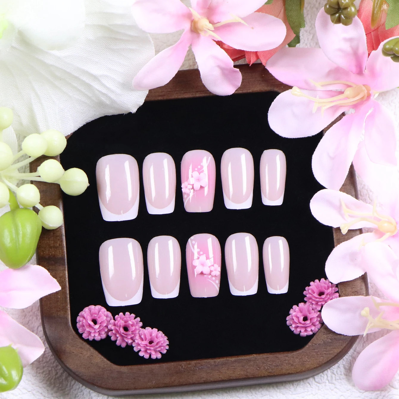 

10 шт., прессованные французские квадратные короткие ногти ручной работы с белыми краями и розовым цветочным дизайном, умно разработанные голые ногти и накладные ногти